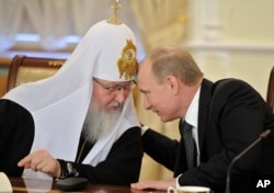 Президент России Владимир Путин (справа) и Московский патриарх Кирилл (архивное фото)