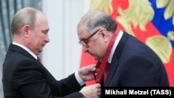 В ЕС считают, что Алишер Усманов является близким союзником Путина и одним из хранителей его денег