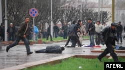 Раненный мужчина у здания "Белого дома". 7 апреля 2010 года.