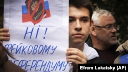 Плакат с надписью «Нет! Фейковому референдуму» на акции «Мариуполь – это Украина» против незаконных «референдумов» России на оккупированных ею частях Украины. Киев, 24 сентября 2022 года