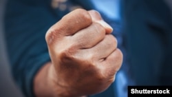 Rentgen nəticəsində çənəsinin qırıldığını öyrənib.