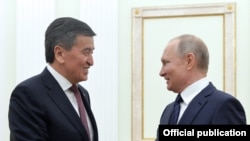 Президент Кыргызстана Сооронбай Жээнбеков и Владимир Путин.