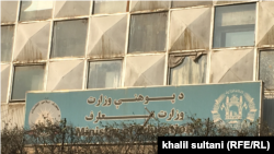 وزارت معارف حکومت طالبان چندین بار وعده یی بازگشایی مکاتب دختران را داده است٬ اما هیچ یکی از وعده های که در جریان یک سال گذشته داده شده است٬ جنبهٔ عملی نیافته است