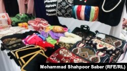 نمونه های آثار صنایع دستی افغانستان در نمایشگاه قزاقستان به معرض دید اشتراک کننده ها گذاشته شده بود