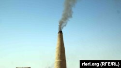 کوره خشت پزی در گوشه شرقی شهر کابل که همه روزه دود تولید میکند. داکتران میگویند که تولید این دود ها و برخی از عوامل دیگر باعث گسترش بیماری های تنفسی میشود