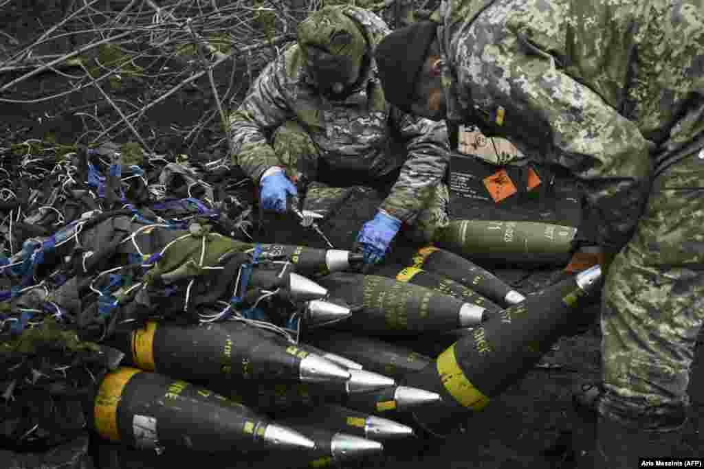 155-мм та 105-мм артилерійські снаряди Калібри цих артилерійських снарядів відповідають стандартам НАТО і використовуються в сотнях західних гаубиць, які постачають в Україну. В умовах дефіциту виробництва кожен 155-мм снаряд сьогодні коштує близько 8400 доларів &nbsp;