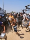 Palestinieni se grăbesc să ajungă la coadă la o cantină socială din zona Mawasi din Khan Yunis, în sudul Fâșiei Gaza. 22 iulie 2025.<br><br>Potrivit ONU, aproximativ 900.000 de copii din Gaza suferă de foame, iar 70.000 dintre ei sunt în stare de malnutriție