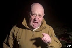 На опубликованном 5 мая видео Евгений Пригожин стоит на фоне множества трупов, утверждая, что это наемники его ЧВК «Вагнер», погибшие из-за нехватки снарядов. Пригожин обвинил военное руководство России в отсутствии поддержки вагнеровцев