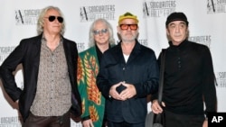 R.E.M. tagjai, balról jobbra Peter Buck, Mike Mills, Michael Stipe és Bill Berry a Songwriters Hall of Fame Induction and Awards gáláján New Yorkban 2024-ben
