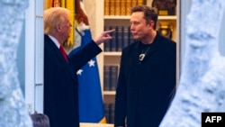 АҚШ президенті Дональд Трамп (сол жақта) пен миллиардер Илон Маск (сол жақта). 14 наурыз 2025 жыл. 
