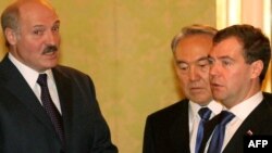 Аляксандар Лукашэнка, Нурсултан Назарбаеў і Дзьмітрый Мядзьведзеў, архіўнае фота. 