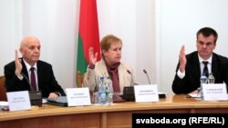 Мікалай Лазавік, Лідзія Ярмошына, Алег Сьліжэўскі падчас рэгістрацыі кандыдатаў на прэзыдэнта ў Цэнтравыбаркаме. Менск, 10 верасьня 2015 году 