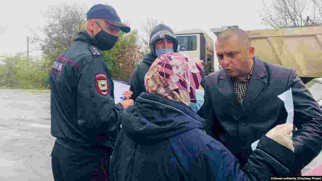 31 жовтня. Російський поліцейський зупиняє одиночний пікет Зуре Емірусеїнової – матері фігуранта красногвардійської «справи Хізб ут-Тахрір». Загальна декларація прав людини і низка інших міжнародних документів гарантують кожному право на свободу зібрань, у тому числі з метою мирного протесту. Тоді жінка вийшла на одиночний пікет із плакатом «Мій син – не терорист». У Зуре вилучили плакат і склали на неї протокол, визнавши її пікет «мітингом». Представники міжнародної ісламської політичної організації «Хізб ут-Тахрір» називають своєю місією об'єднання всіх мусульманських країн в ісламському халіфаті, але відкидають терористичні методи досягнення цього. Захисники заарештованих і засуджених у «справі Хізб ут-Тахрір» кримчан вважають їх переслідування мотивованим за релігійною ознакою. Ця організація заборонена і визнана терористичною в Росії