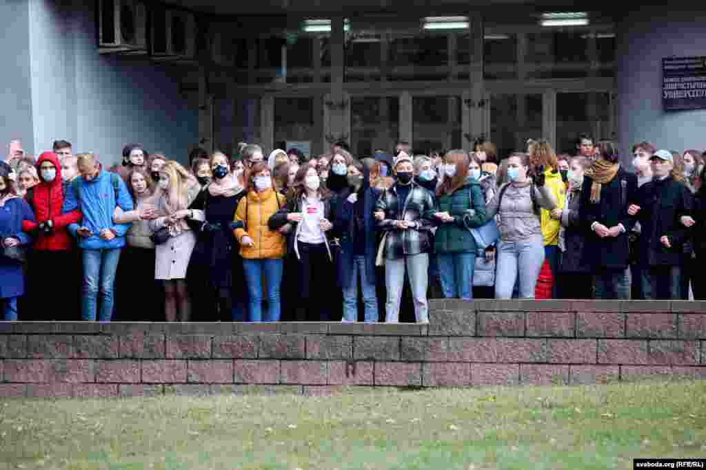 Мінський державний лінгвістичний університет. Студенти тримаються за руки, співають &laquo;Воины света&raquo; &nbsp;