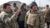 Міністр закордонних справ України Павло Клімкін (ліворуч) та міністр закордонних справ Люксембургу Жан Ассельборн (праворуч) під час візиту до зони конфлікту поблизу Маріуполя 13 березня 2017 року