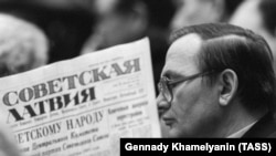Депутат в перерві між засіданнями з'їзду за читанням газети. СРСР, 1989 рік 