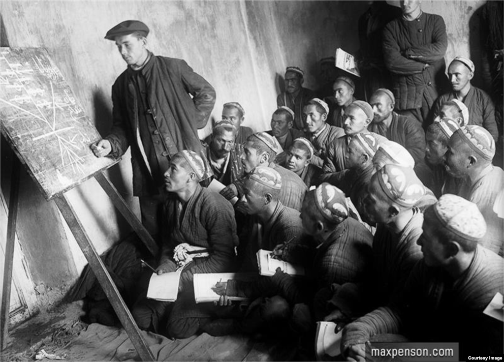 Урок в узбекской школе в эпоху ликвидации безграмотности. 1920-е годы. «Ликбез» — образовательный проект Советского Союза по всеобщей грамотности населения от 8 до 50 лет