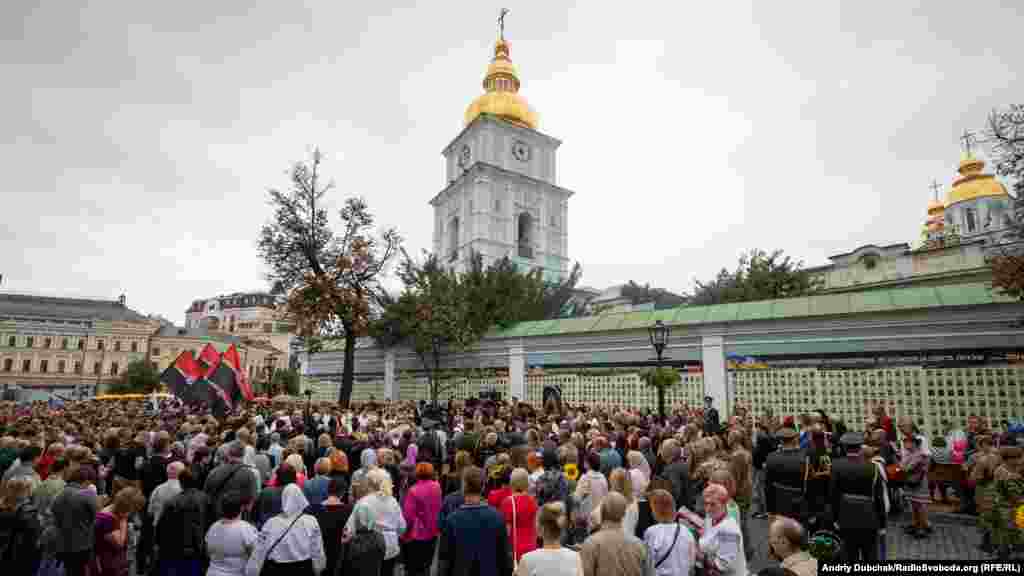 Вшанувати пам&rsquo;ять загиблих до стін Михайлівського собору прийшло декілька сотень людей: сім&rsquo;ї загиблих героїв, їхні побратими, друзі, представники громадських організацій