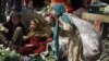 فقر اقتصادی خانواده ها در هرات؛ دختران خُرد سال مجبور شده اند روی جاده ها کار کنند