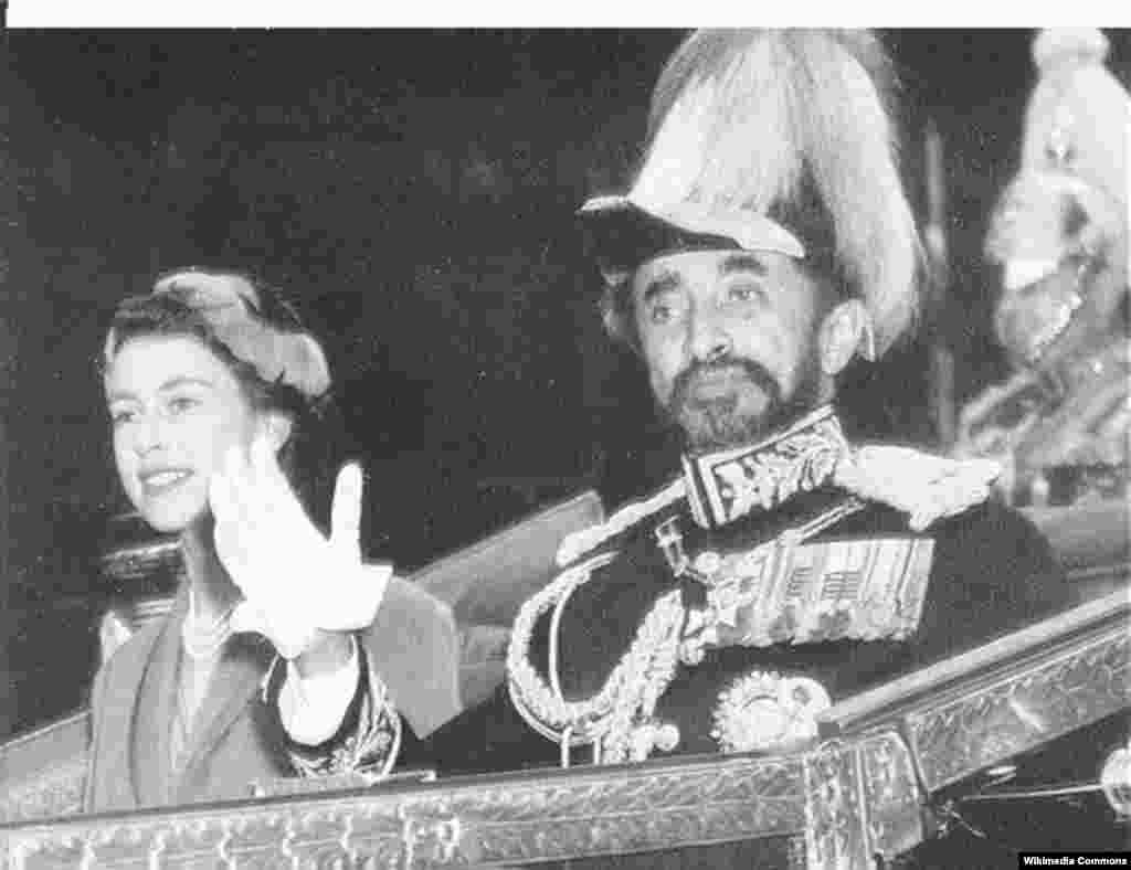 Елизавета Вторая и император Эфиопии Хайле Селассие, 1952 год. 