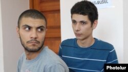 Активисты оппозиции Давид Кирамиджян (слева) и Саркис Геворкян на заседании суда. Ереван, 14 июля 2010 г,