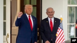 Президент США Дональд Трамп, слева, стоит с премьер-министром Израиля Биньямином Нетаньяху в Белом доме, 7 апреля 2025 года