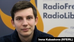 Як повідомила дружина Ігоря Лосика Дар’я, після того, як йому оголосили обвинувачення, її чоловік на очах у слідчого й адвоката спробував порізати руки й оголосив сухе голодування на знак протесту