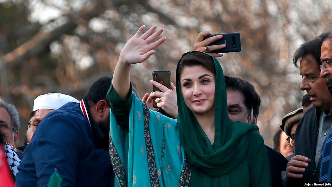 د احتساب عدالت مریم نواز ته په لندن کې د اپارتمانونو لرلو په قضیه کې د اووه کلونو بند سزا اورولې وه - پخوانی انځور.