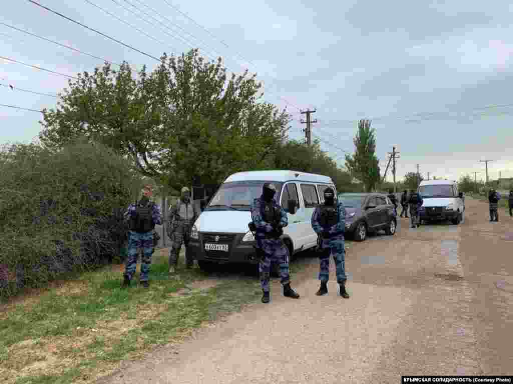 У селі Завітне Совєтського району, де живе сім&#39;я Рахімова, обшуки почалися близько 6 ранку