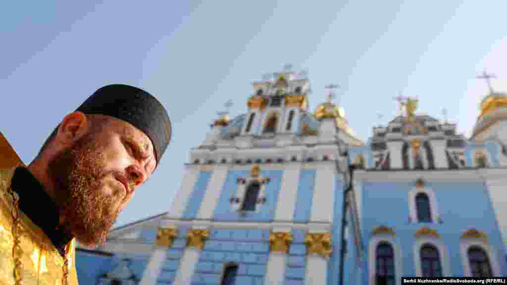 У зв&rsquo;язку з карантинними обмеженнями Священний Синод ухвалив рішення провести відзначення 1033-ліття Хрещення Руси-України 27&ndash;28 липня 2021 року в місті Києві та єпархіях без організації паломництва та традиційної хресного ходи &ndash; у такий же спосіб, як відбулося відзначення минулого року