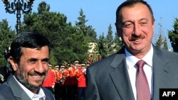 Президент Азербайджана Ильхам Алиев в Баку приветствует президента Ирана Махмуда Ахмадинеджада, 17 ноября 2010 г. 