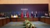 Умеров (солдо четте) жана Мединский (оңдо четте) баштаган делегациялардын жолугушуусуна Түркиянын коргоо, тышкы иштер жана чалгын мекемелеринин башчылары катышты. Стамбул. 2025-жылдын 23-июлу.