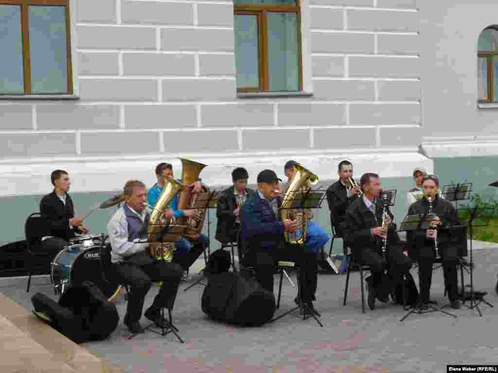 A live brass band entertained visitors outside the museum. This was also done in the years of repression.