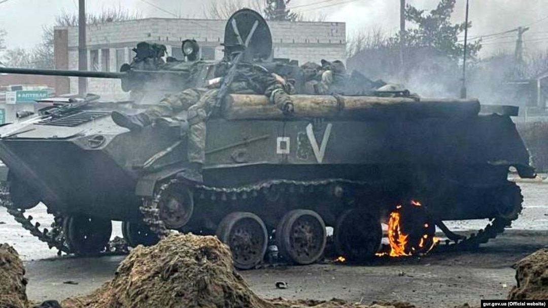 Підбита під час боїв за Гостомель бойова машина десанту (БМД-2 31-ї) ОДШБр Росії із вбитими бійцями з підрозділу. Київщина