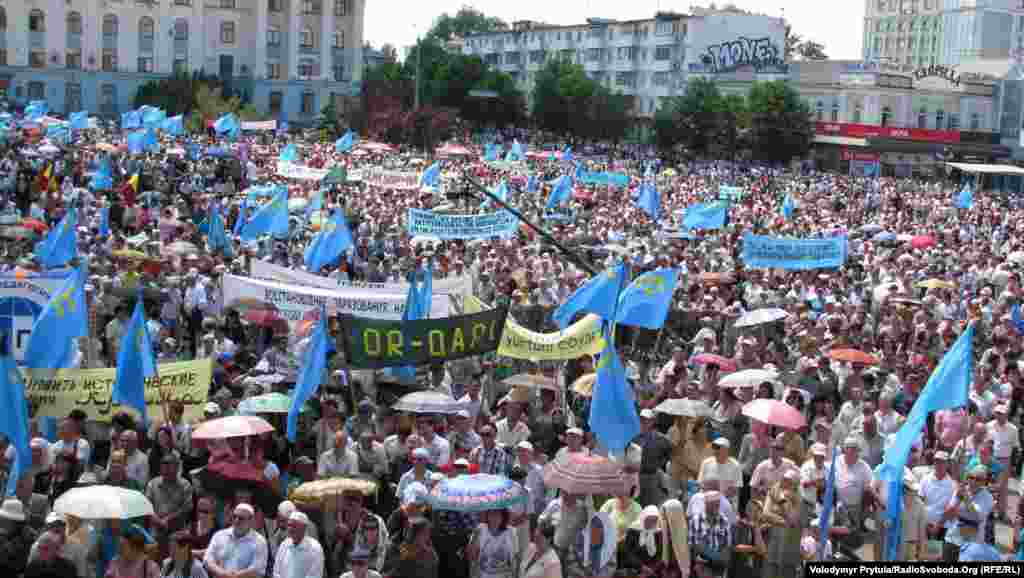 13. Год 2012-й, Симферополь, площадь Ленина. Точное число участников траурного митинга всегда было предметом спекуляций в отчетах крымской милиции и сообщениях СМИ, но такие фотографии лучше всего говорят сами за себя.