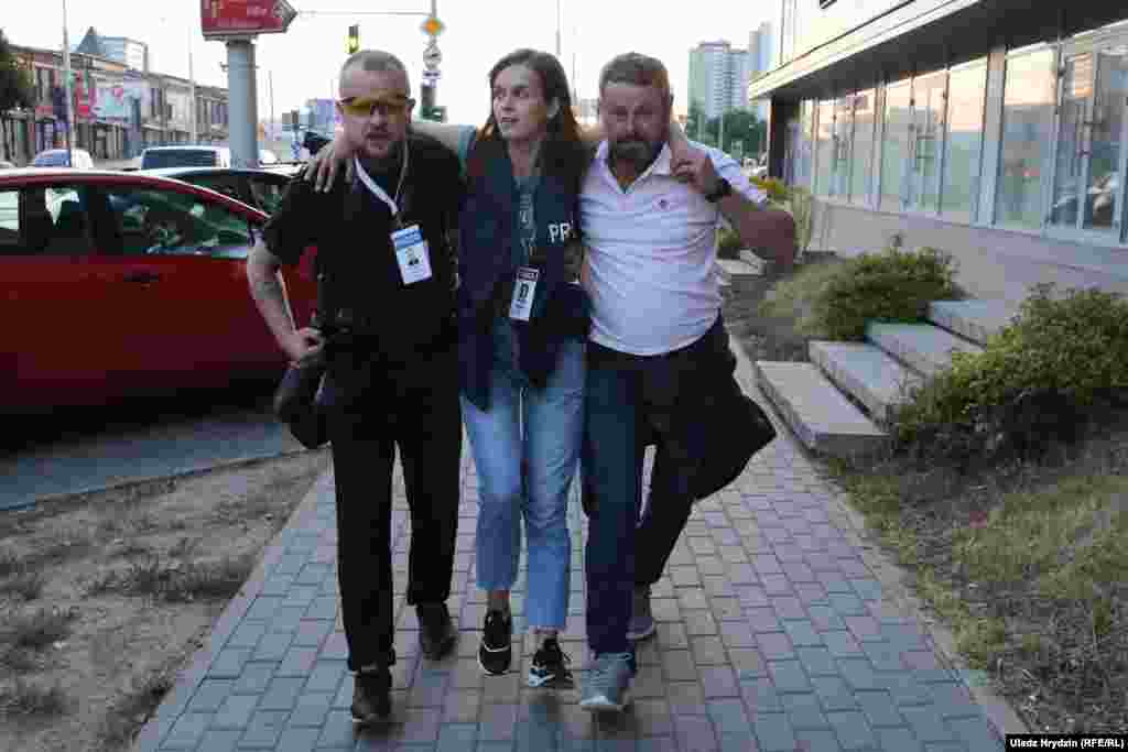 У Мінську була поранена гумовою кулею журналістка видання &laquo;Наша нива&raquo;.&nbsp;Протестувальники перегородили дорогу біля супермаркету &laquo;Корона&raquo; в столиці. По них відкрили вогонь, поранення отримала журналістка Наталія Лубневська, яка висвітлювала протести в Мінську.&nbsp;Про це повідомили саме видання та Білоруська служба Радіо Свобода.