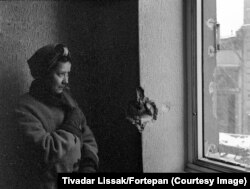 Жанчына ў разбітай асколкамі кватэры ў пачатку 1945 году