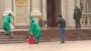 Дүйшөмбүдөгү оорукананын кире беришин жууп жаткан санитарлар. Тажикстан. 
