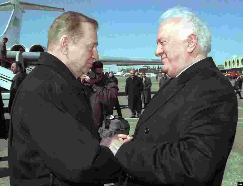 Ukrainian President Leonid Kuchma shakes hands with his Georgian counterpart Eduard Shevardnadze on arrival in Tbilisi in 2000.