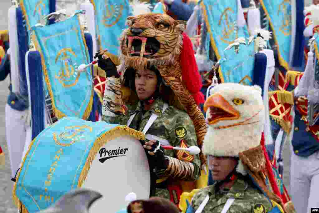 Membrii fanfarei armatei indoneziene Gabundan defilează în timpul paradei militare din capitala Franței - 14 iulie 2025.Circa 200 de toboșari au participat împreună cu forțele indoneziene la parada din acest an, alături de aproximativ 7.000 de militari francezi.Indonezia urmează să confirme achiziția a noi avioane de vânătoare Rafale și alte echipamente militare franceze în timpul vizitei oficialilor de la Jakarta.În acest an, la parada militară de la Paris au mai participat forțe finlandeze și trupe belgiene și luxemburgheze care servesc în forța NATO din România.