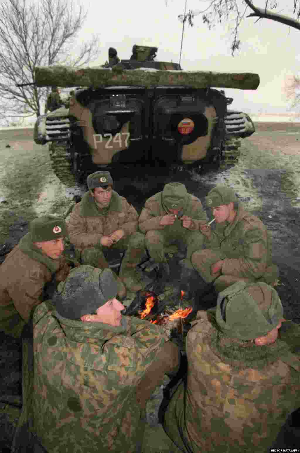 Российские военнослужащие греются у костра в дагестанском Хасав-юрте на границе с Чеченской республикой, ожидая приказа двинуться на&nbsp;Грозный.&nbsp;22 декабря 1994 года.