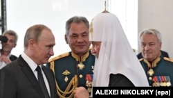 Патріарх РПЦ Кирило (п), президент Росії Володимир Путін (л) і міністр оборони РФ Сергій Шойгу (ц), архівне фото, 2017 рік