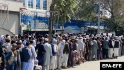 آرشیف - صف طویل مشتریان یکی از بانک های خصوصی افغانستان