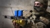 Ілюстраційне фото. Український військовий 71-ї бригади готує безпілотник FPV на передовій, поблизу Авдіївки, Донеччина, березень 2024 року