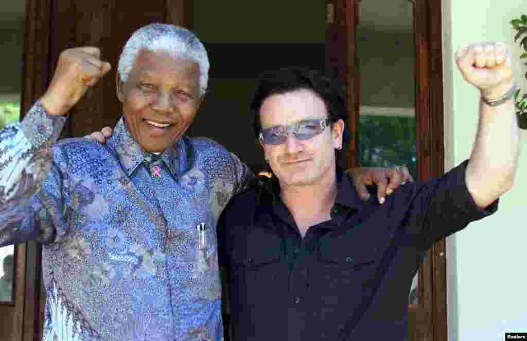 Irish rock star Bono with Nelson Mandela at the latter&#39;s residence in Johannesburg in May 2002.