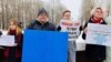 Руслан Зинатуллин на согласованном с властями пикете "За свободу слова и прессы" 1 февраля. Спустя несколько дней силовики заявят, что плакат в его руках "не соответствовал заявленной теме". 