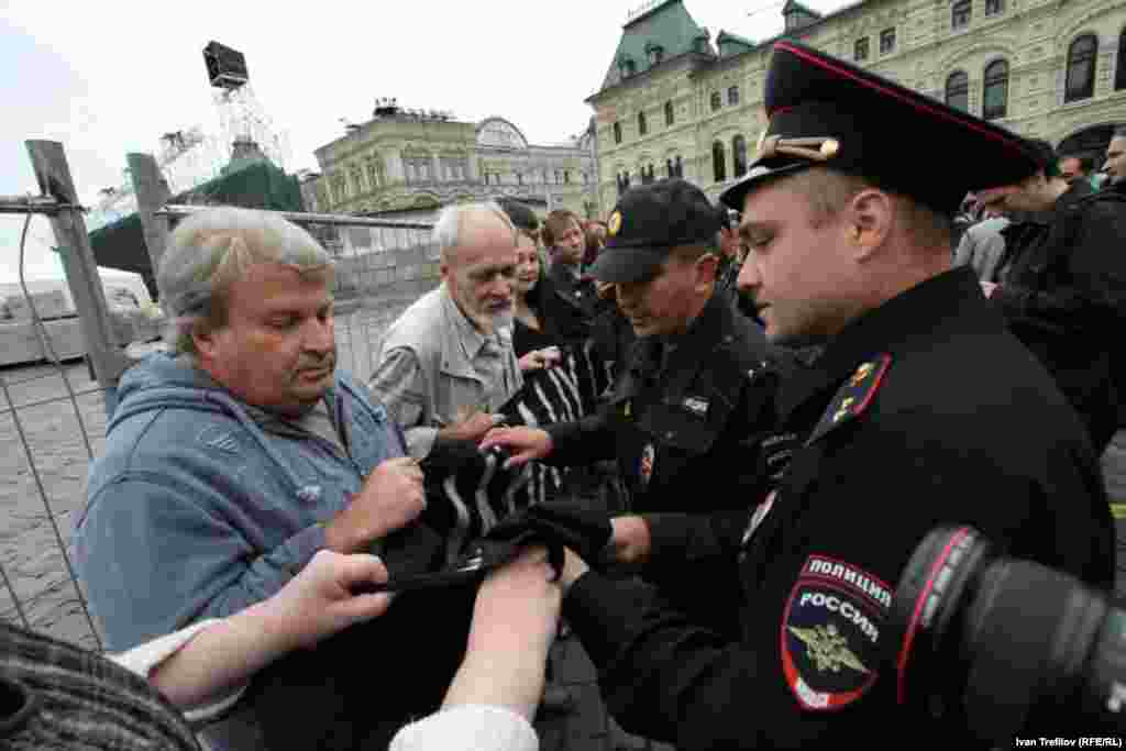 Aleksandr Ryklin (left), editor of the "Yezhednevsky zhurnal" portal