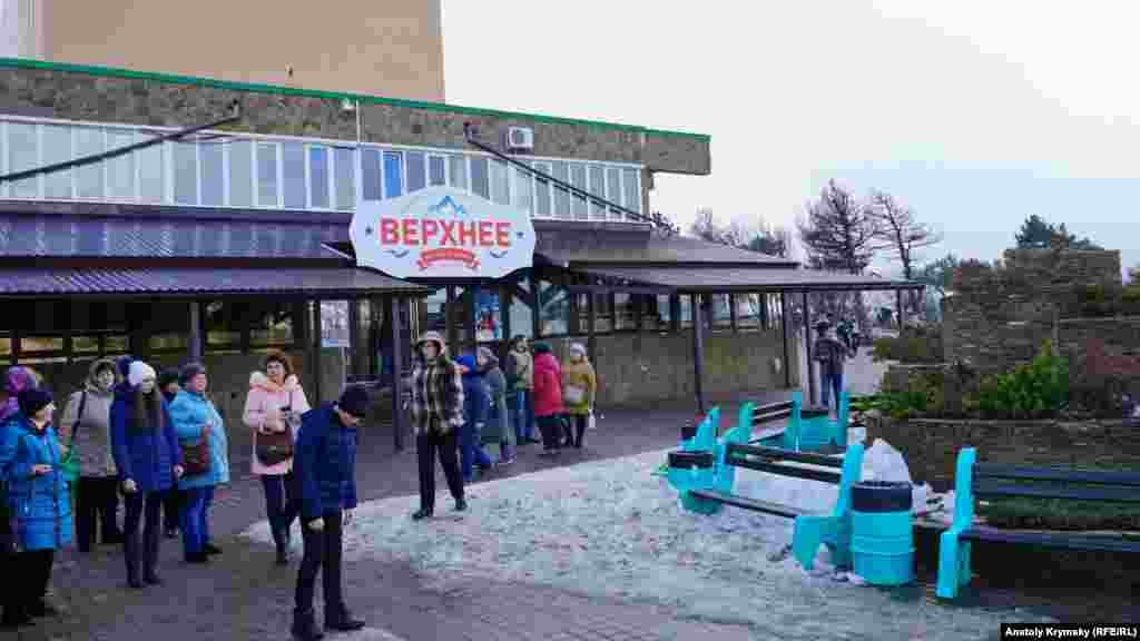 Після демонтажу 49 торгових точок 2017 року, на верхній станції працює тільки одне кафе – «Верхнє»