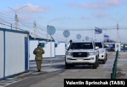 Автомобілі СММ ОБСЄ на пустому КПВВ Оленівка