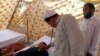 په بنو کې یو ډاکتر د شمالي وزیرستان د یوه ماشوم معاینه کوي - د ارشیف انځور.